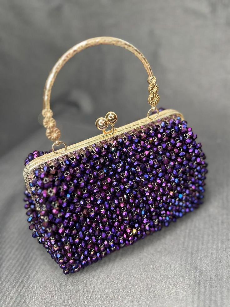 Mujer mostrando un clutch morado tejido con cuentas